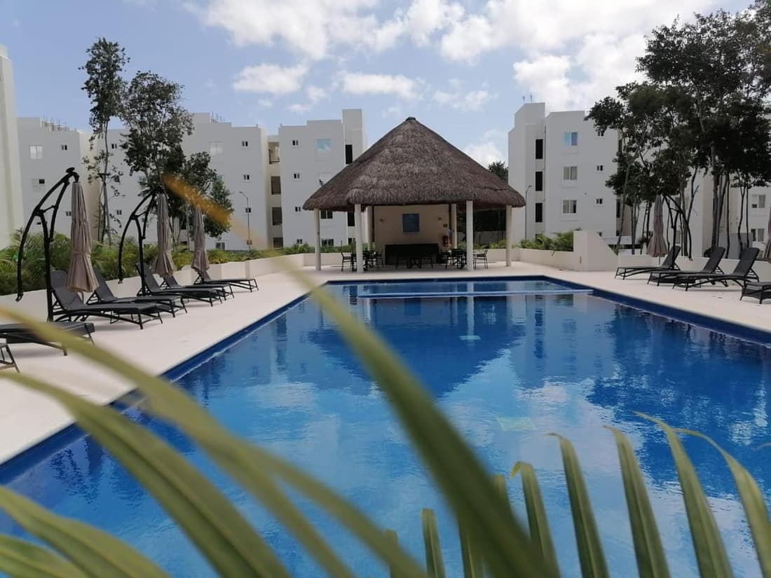 Departamento moderno con alberca ideal para una escapada cómoda