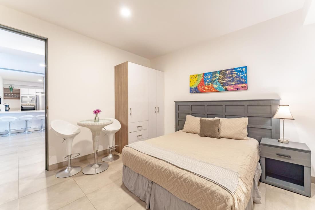 Bright and nice 3 Beds close to 5th