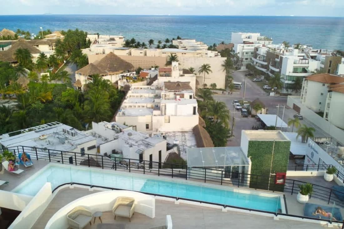 Luxury 2BD 2BA Ocean view 200m from beach