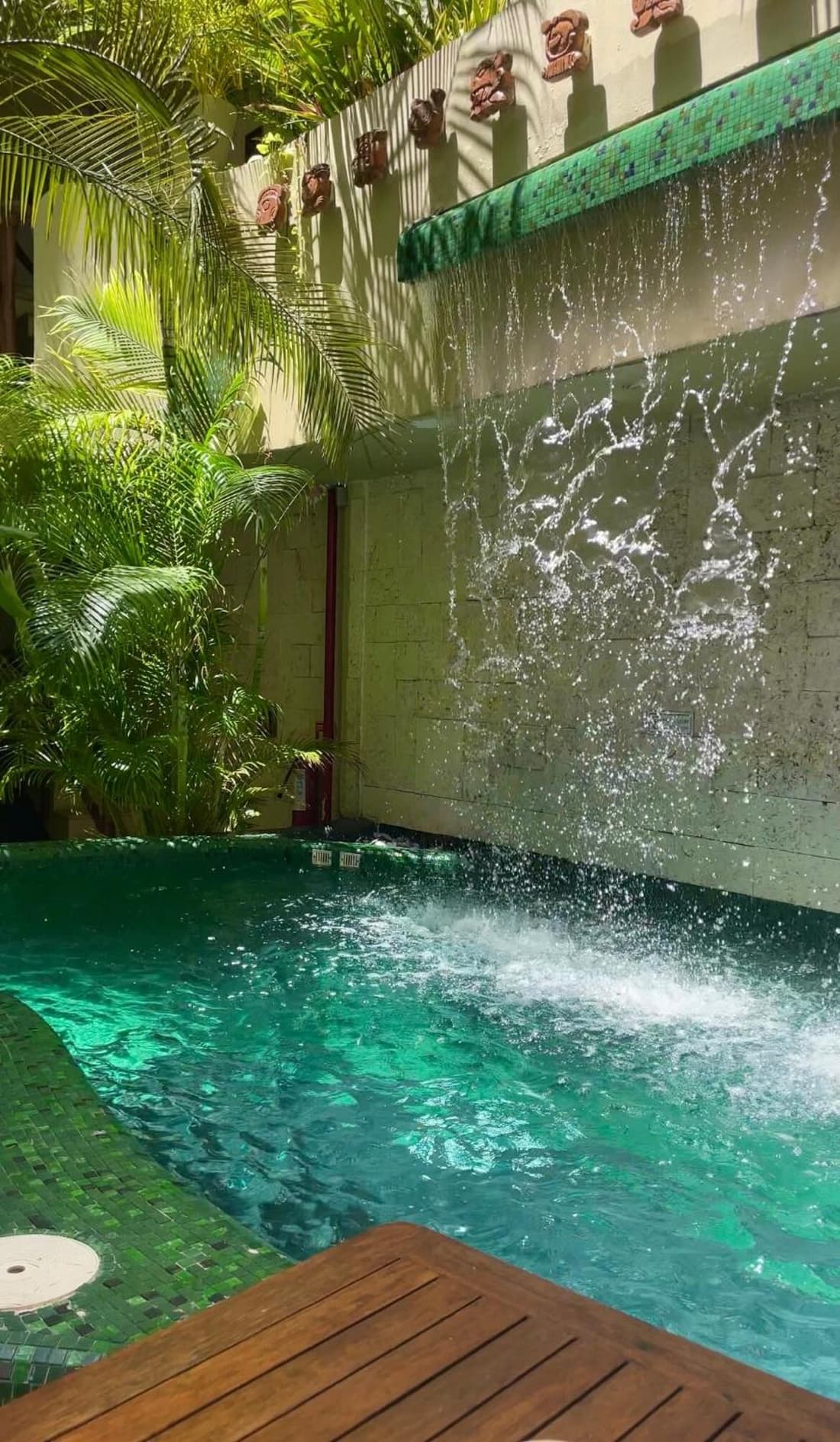 2BR Kobah 1 Block to Beach & 5th Pool Gym