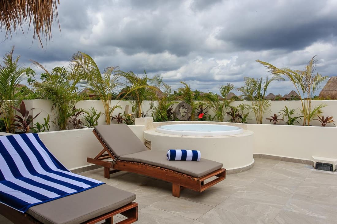 Penthouse Condo Private Rooftop Terrace with Jacuzzi