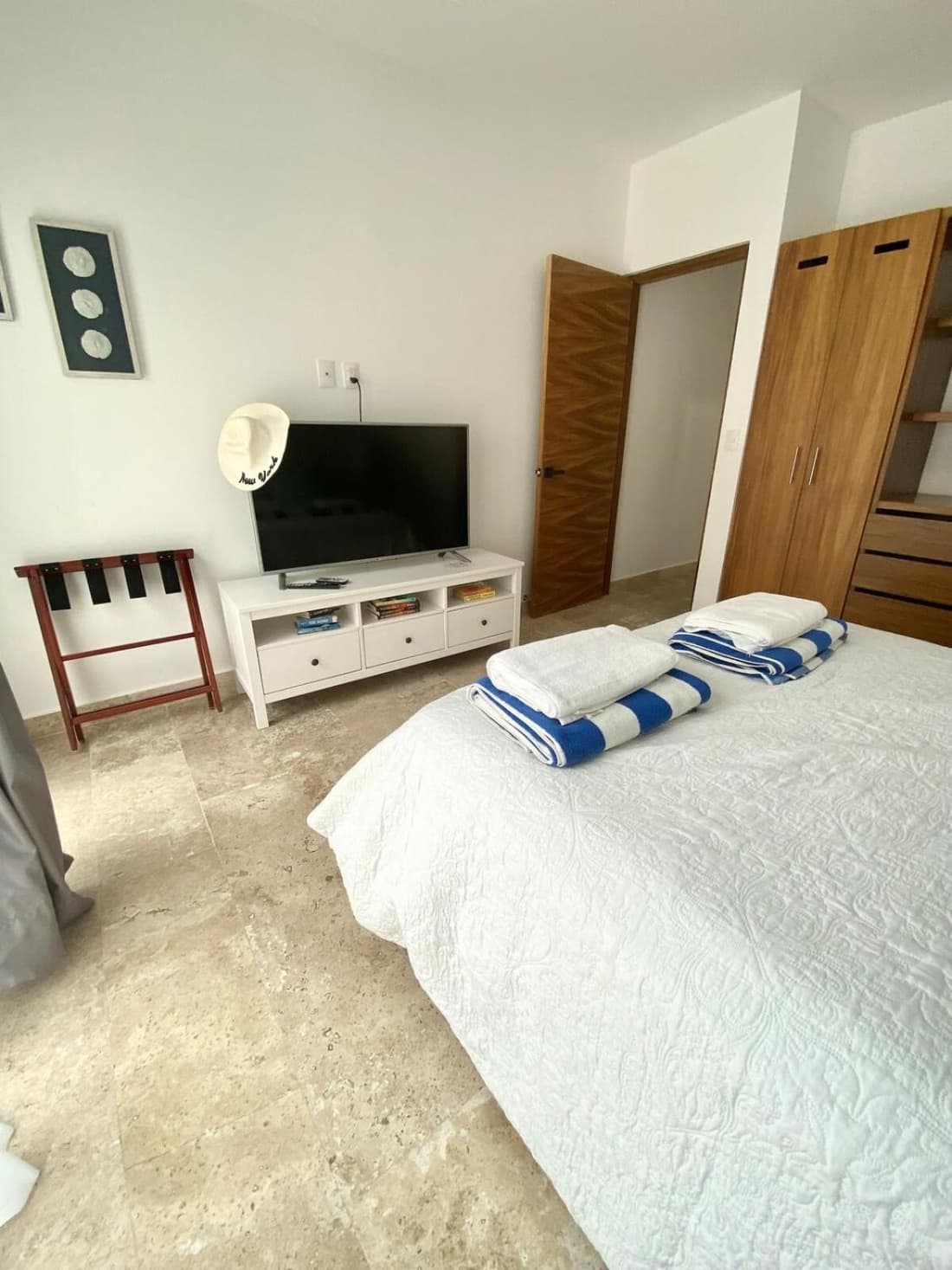 Amazing new comfy apartment steps from the beach