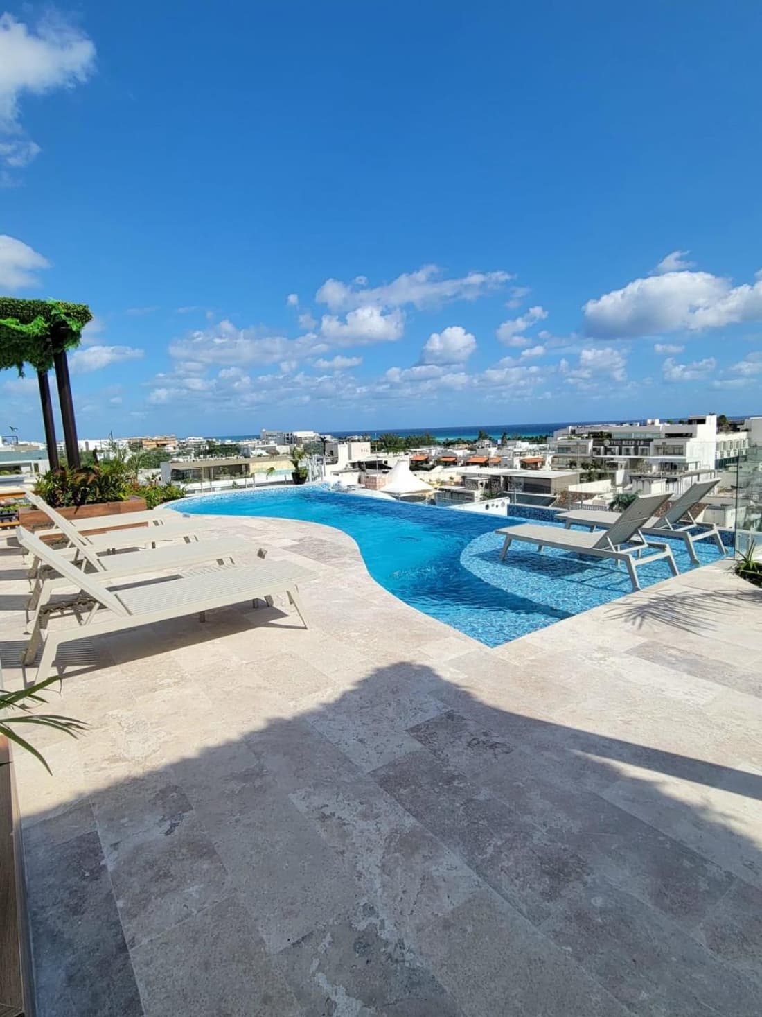 Fabulosa vista al mar desde la piscina infinita