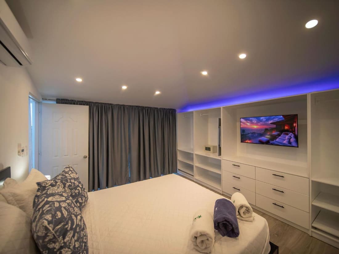 3BR Luxury Penthouse, 300m From Beach