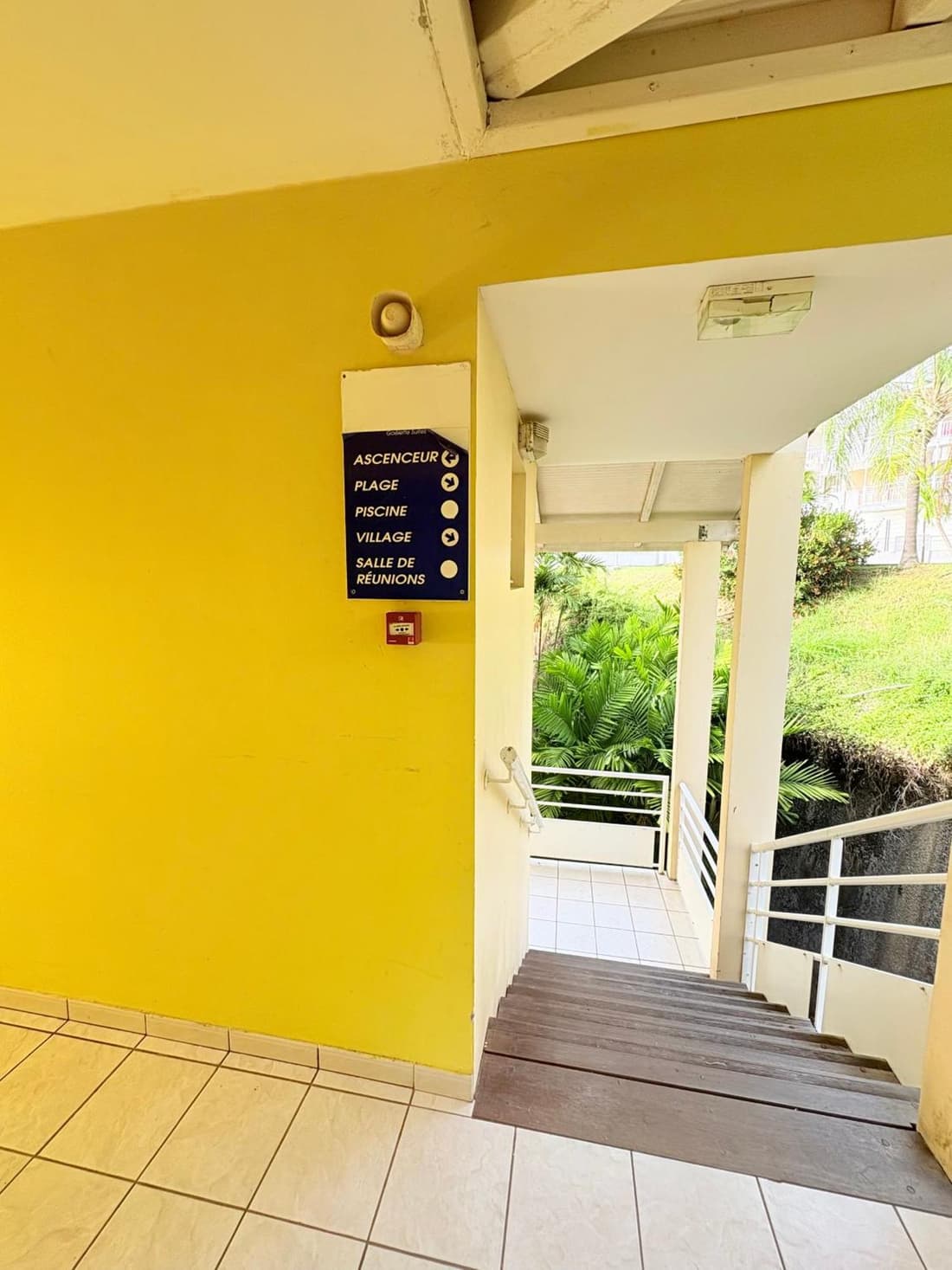 Sea view apartment, pool and beach 50m away