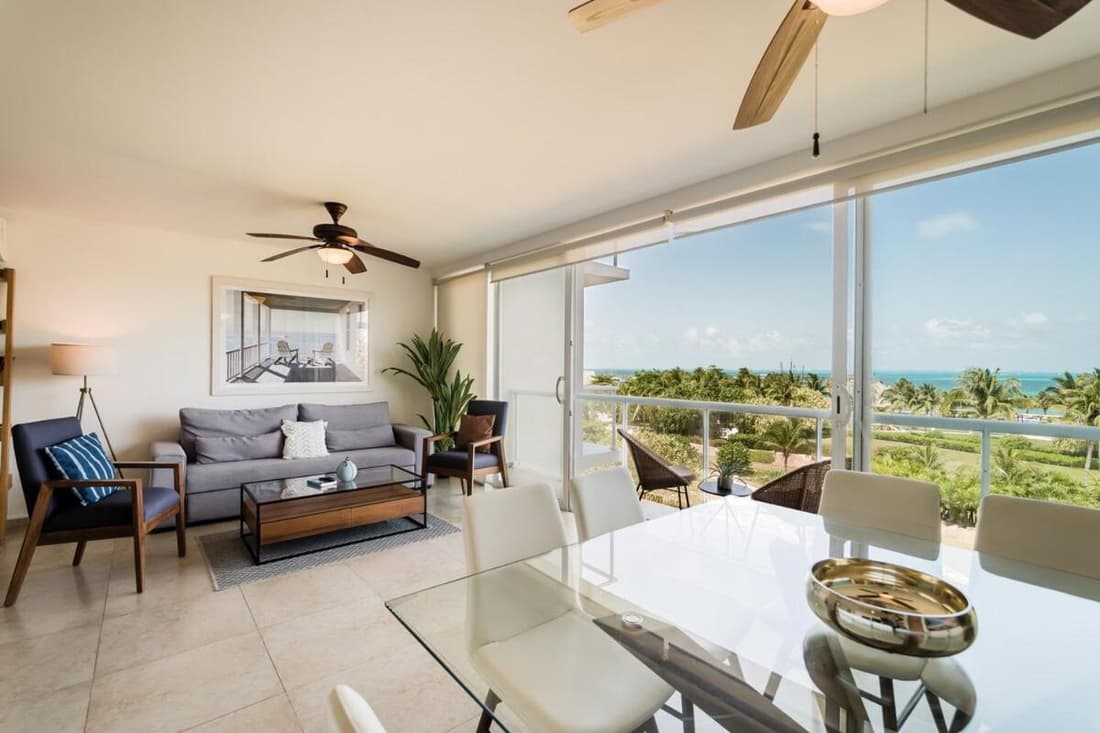 ARENA Beachfront 2 BDR with pool by Casa Paraiso