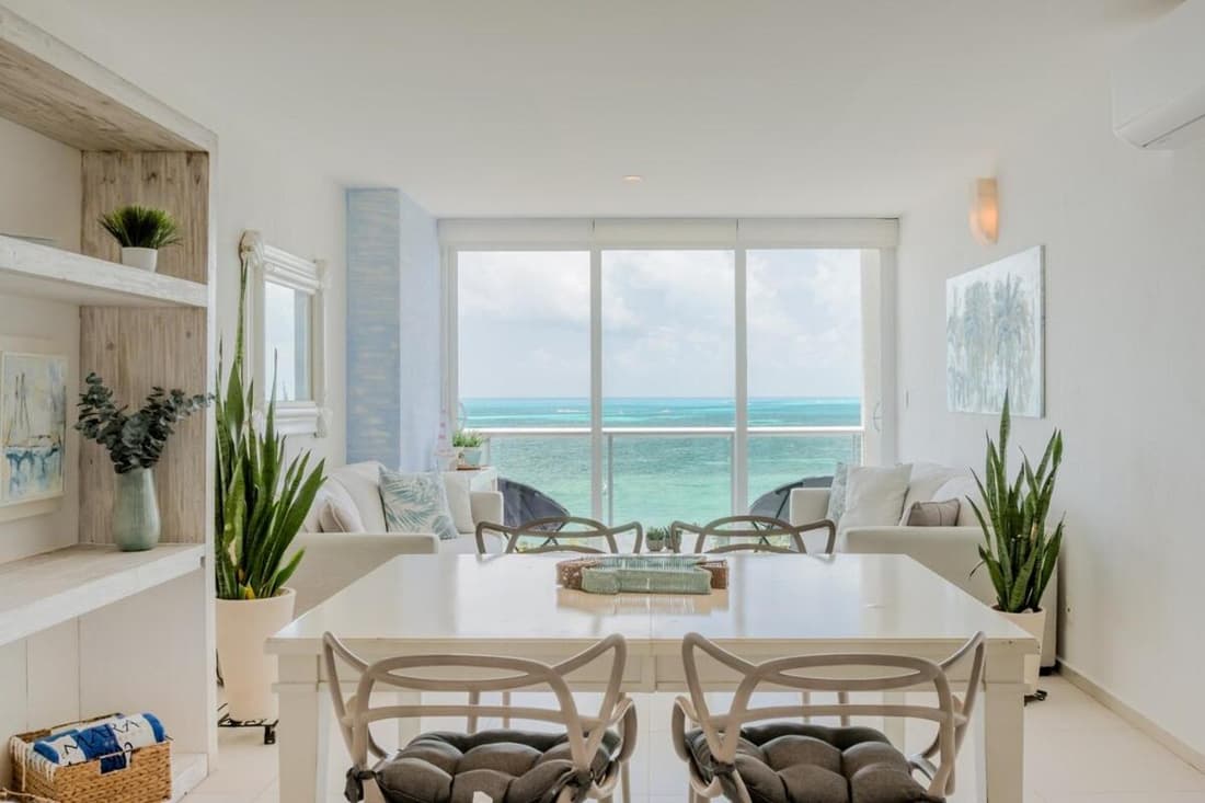 OASlS Beachfront 2 BDR with pool by Casa Paraiso