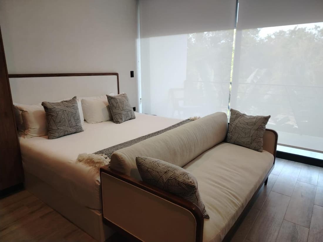 Enmedio de la zona hotelera y el centro
