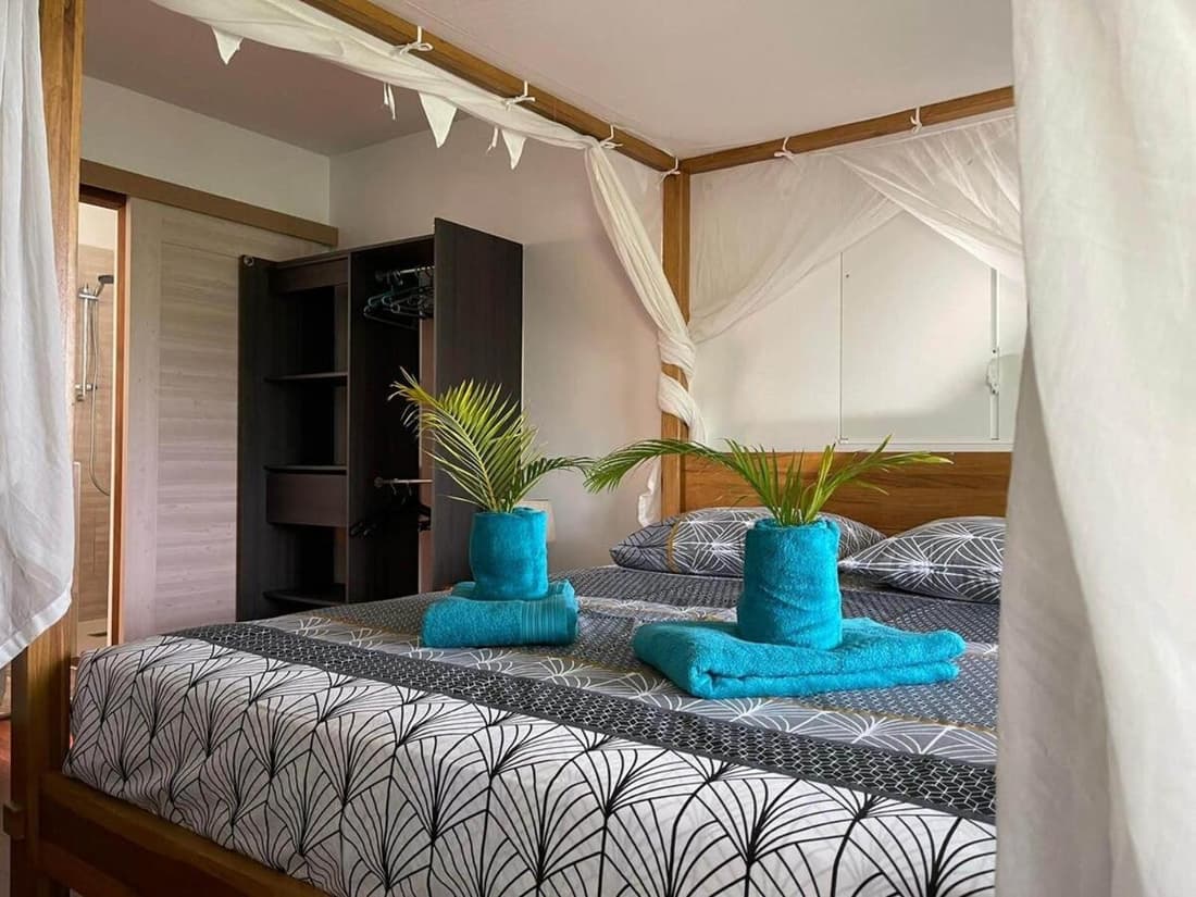 Superbe haut de villa avec grande piscine