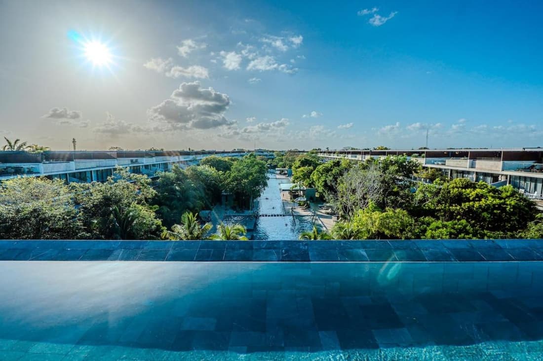 LUX Apt AWA Golf, Pool, Gym, walkable !