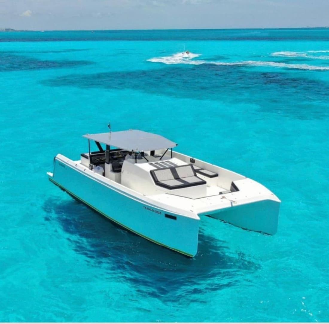 Barco privado de lujo para tu familia y amigos en Cancun-isla mujeres