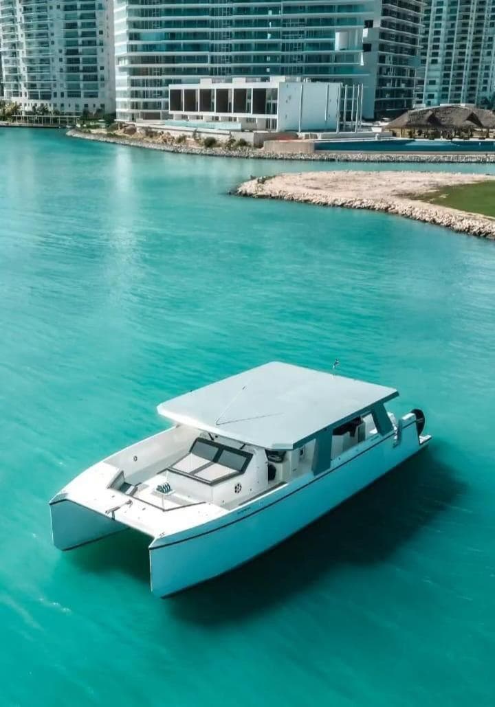 Barco privado de lujo para tu familia y amigos en Cancun-isla mujeres