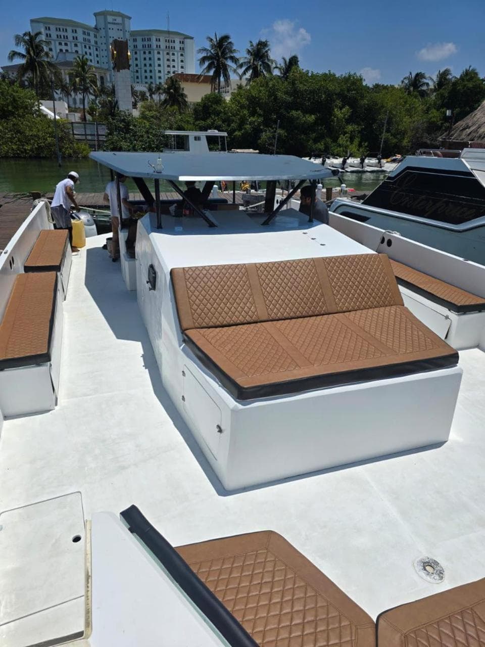 Barco privado de lujo para tu familia y amigos en Cancun-isla mujeres