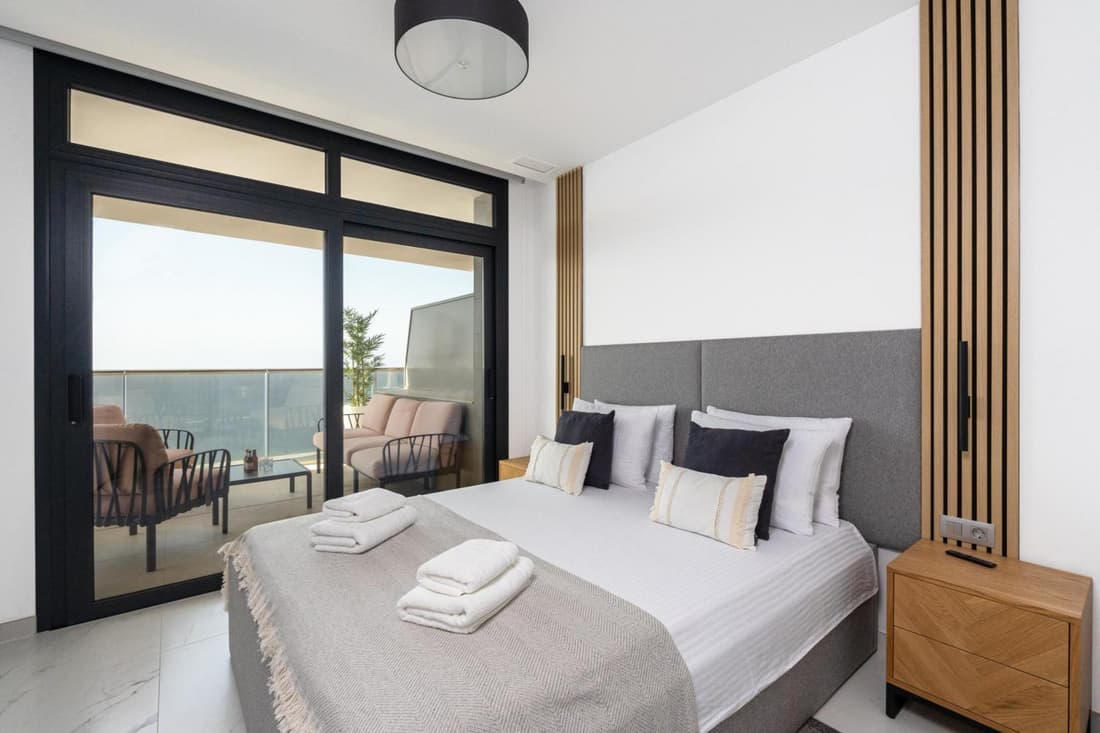 Sunset Cliffs Apartment - High Floor - Sea View