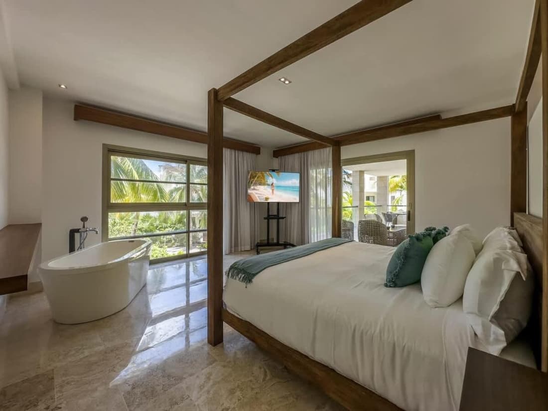 3BR Beachfront Luxury Apt w/First Class Amenities