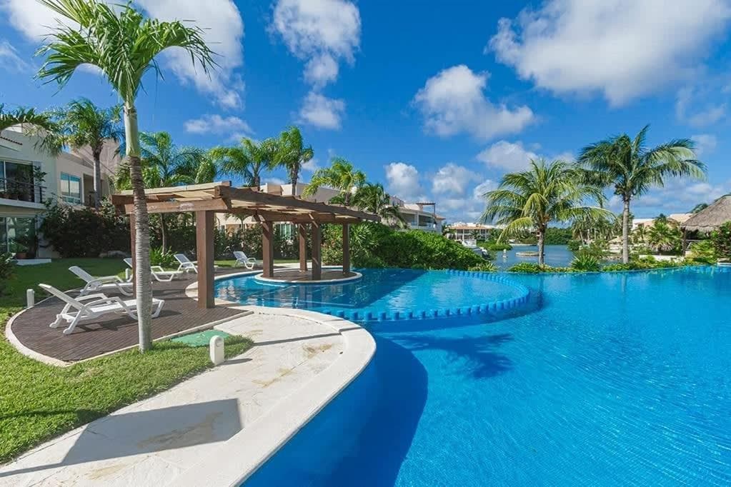 2BR Apt with Lagoon View in Puerto Aventuras