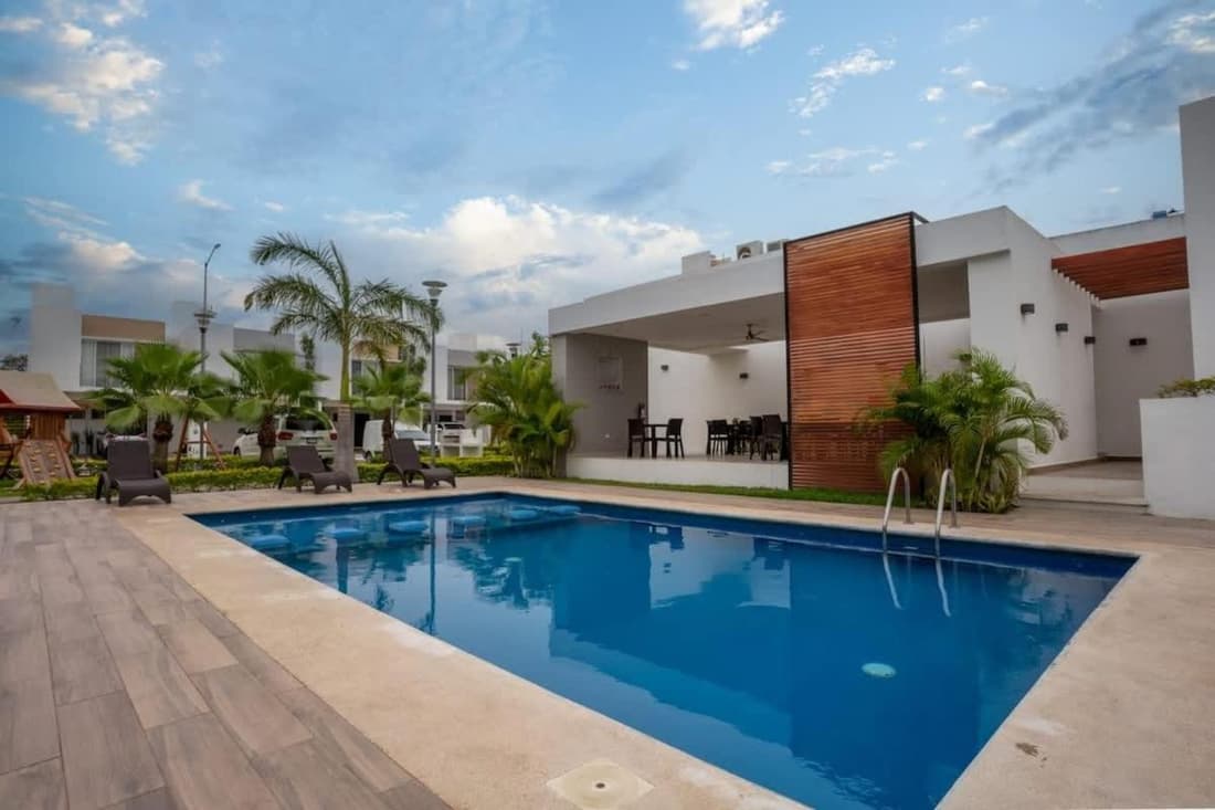 3BR Modern House located in Downtown's Heart