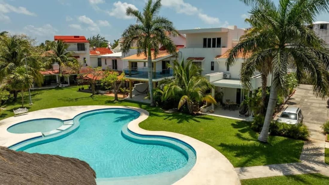 3BR Modern House w/ Pool and Great Location!