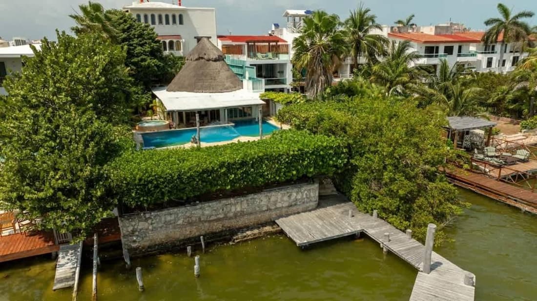 Villa Castillo- Stunning Lagoon Front Villa