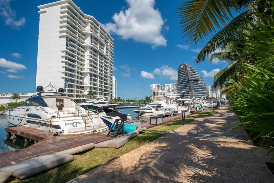 3BR Luxury Oceanfront Apt w/ Pool, Gym & Views!