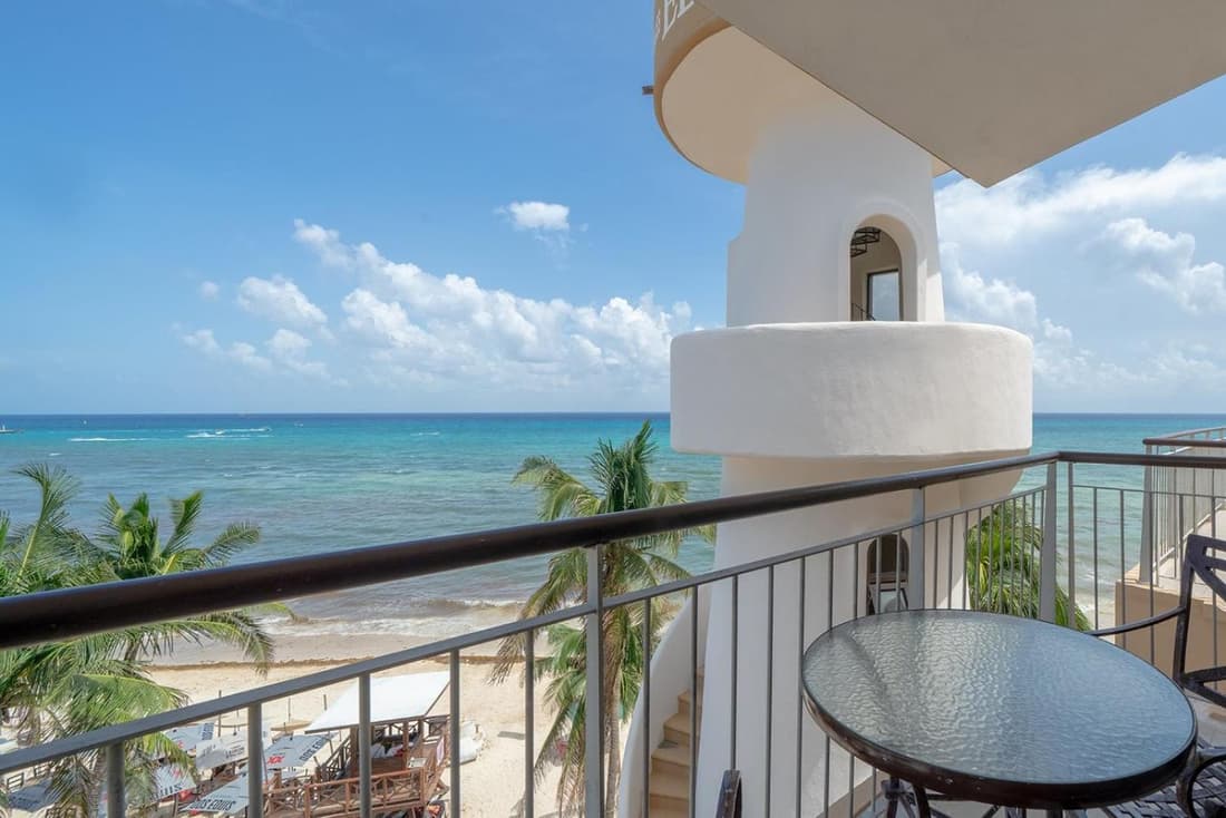 Beach Front - Ocean View 1 BR Condo with Terrace & Hughe Infinity Pool Heart of Playa del Carmen-El Faro Residental Surf 407