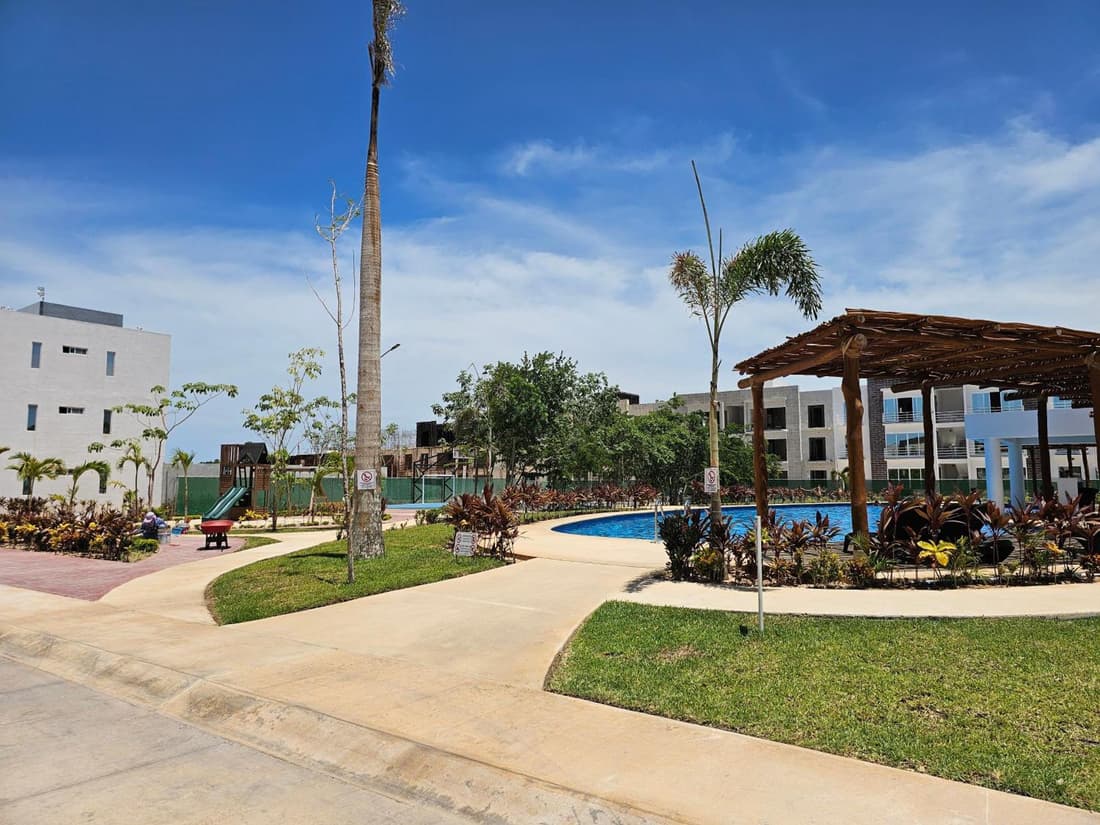 New Casa Flores in Polígono Sur with pool