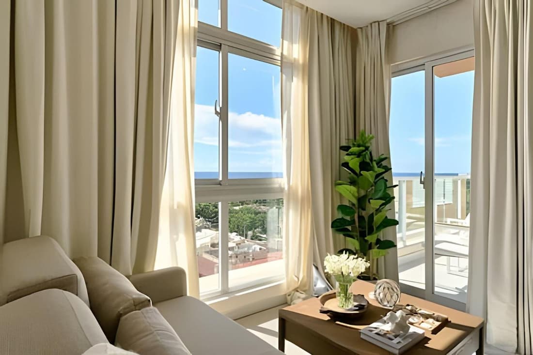 Costal View Apt. Walkable To Beach & Restaurants