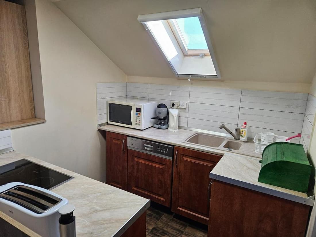 Comfy Attic Near the Airport - Full