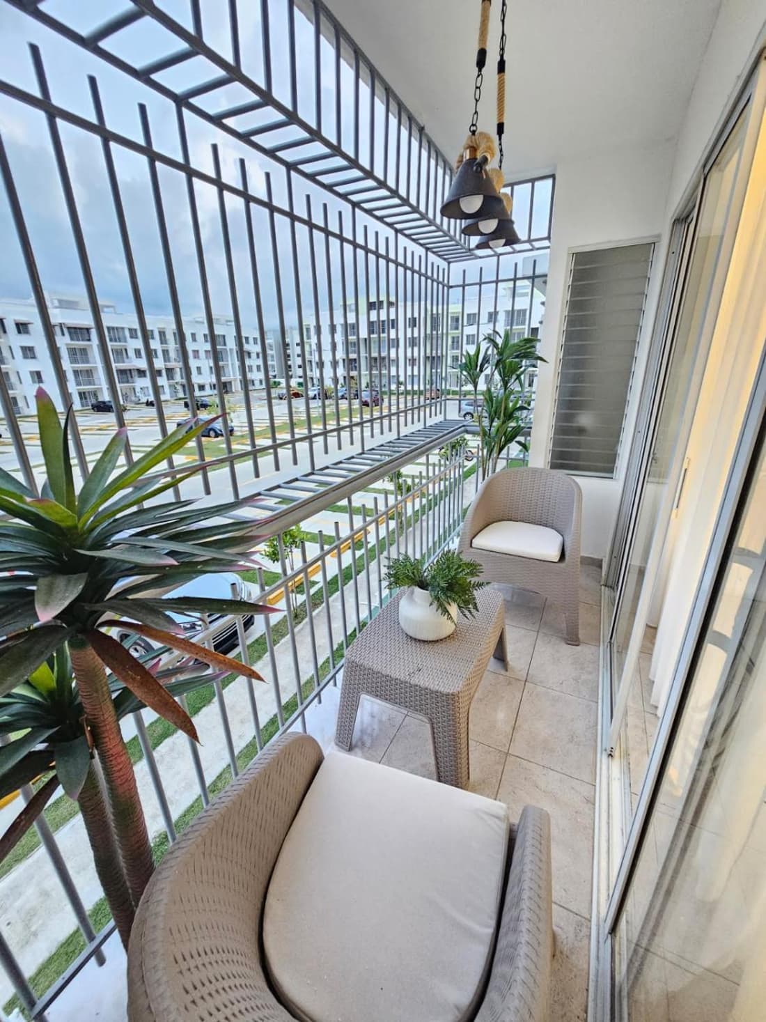Modern 3BR Apmt Near Airport & Beach