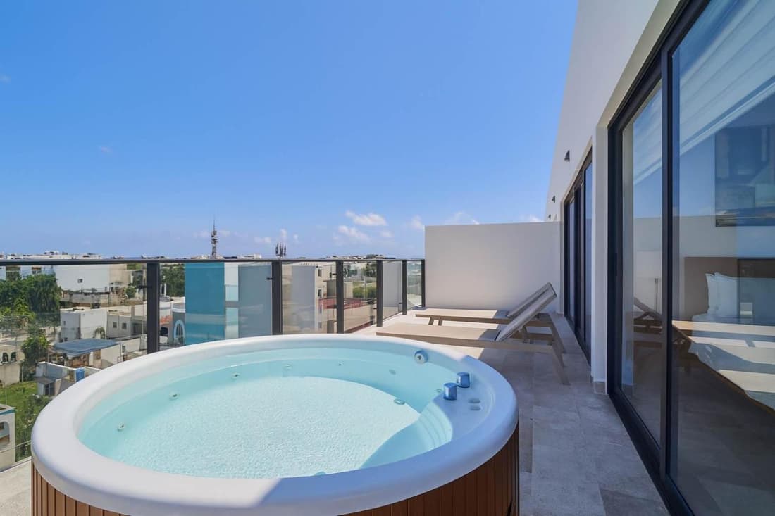 Luxury 2-Story Apt with Jacuzzi