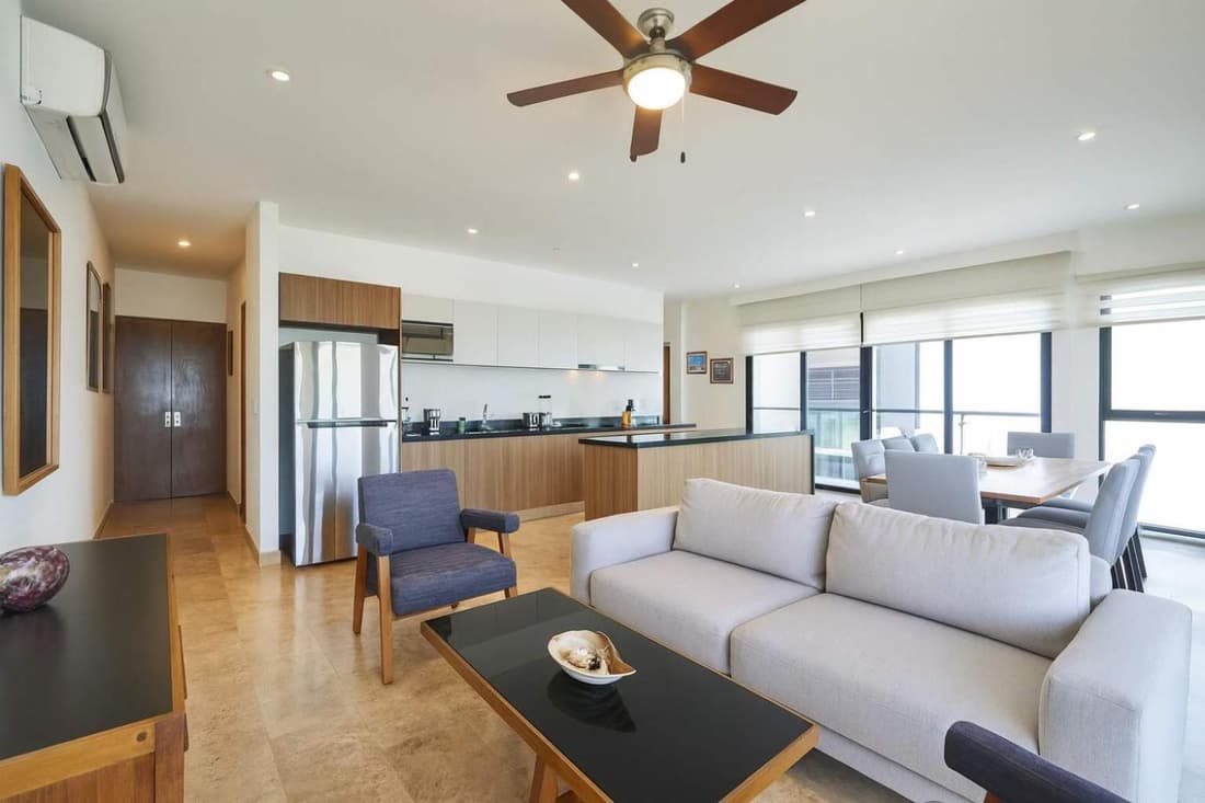 Luxury 2-Story Apt with Jacuzzi