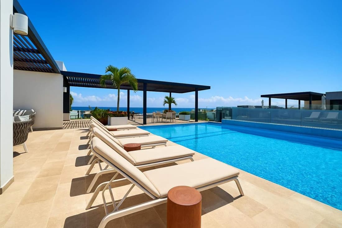 Luxury 2-Story Apt with Jacuzzi