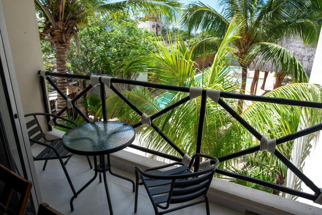 1 block from the Ocean, comfy condo with pool view