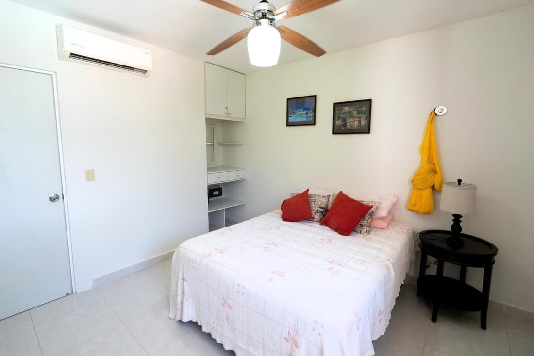 1 block from the Ocean, comfy condo with pool view