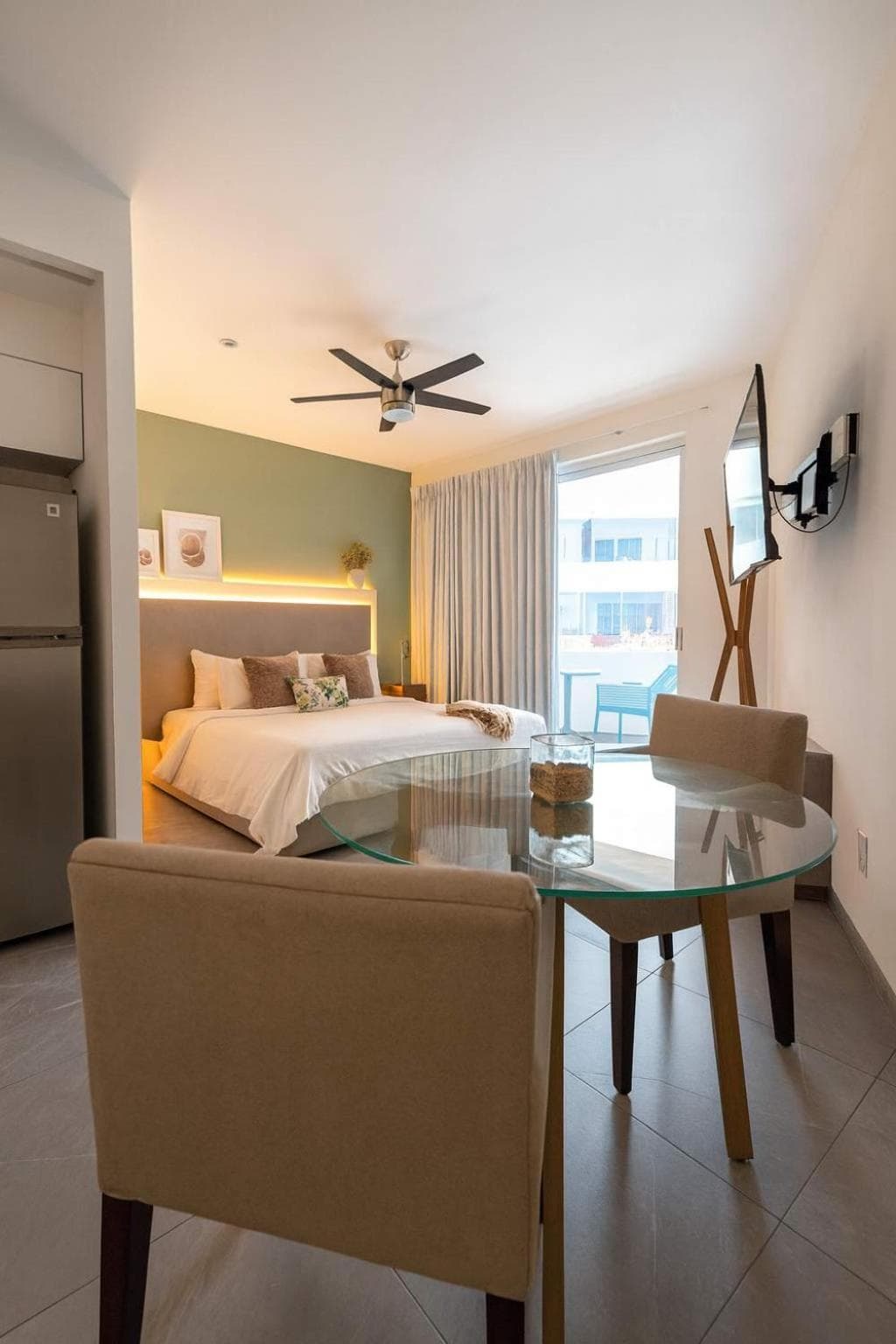 Large studio with working space 100m from 5th Ave