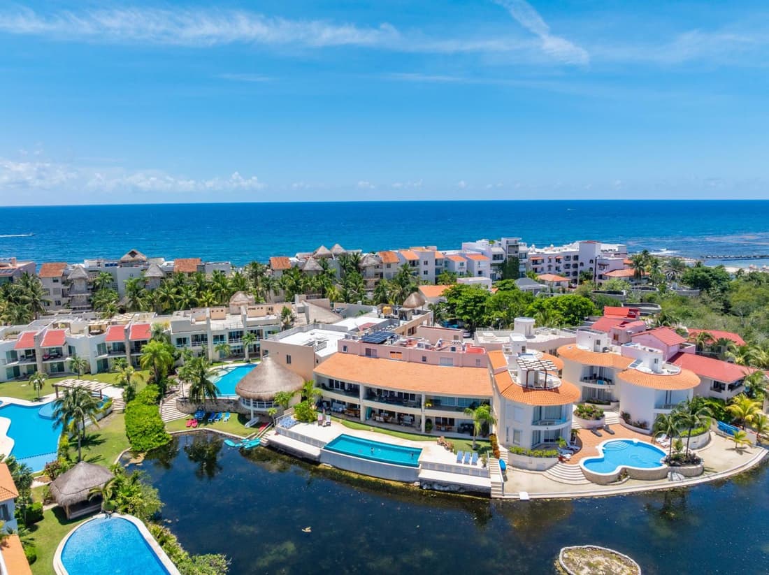 Lagoonfront Apartment with Pool and Beach Access
