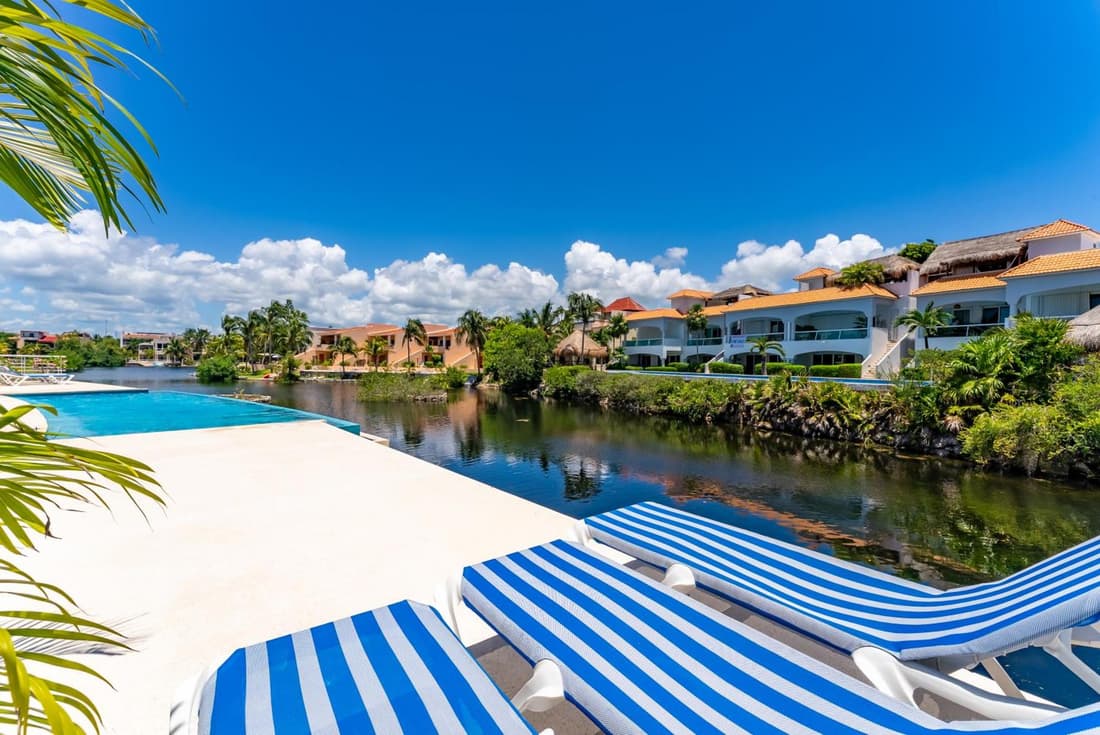 Lagoonfront Apartment with Pool and Beach Access