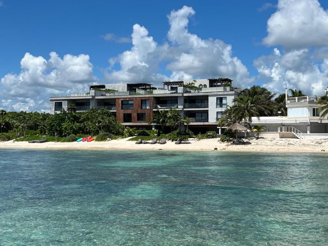 Beachfront 3BR Condo with Private Rooftop and lounge pool, Tankah Bay
