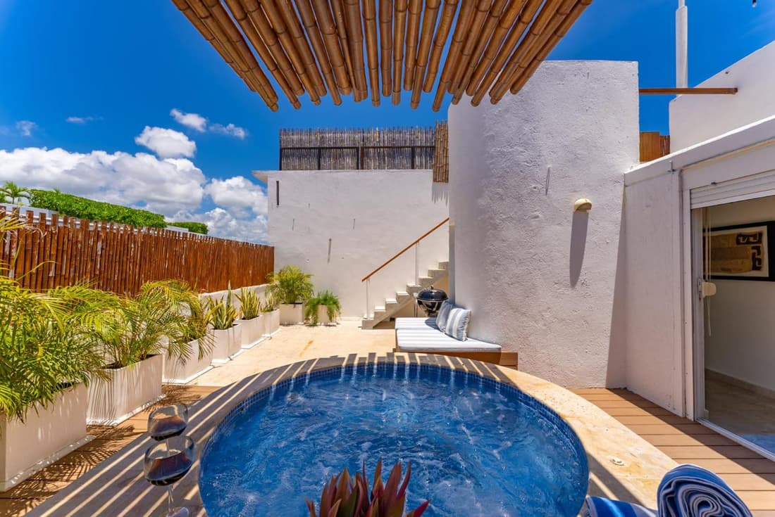 2 story PH heated jacuzzi close Beach 5th