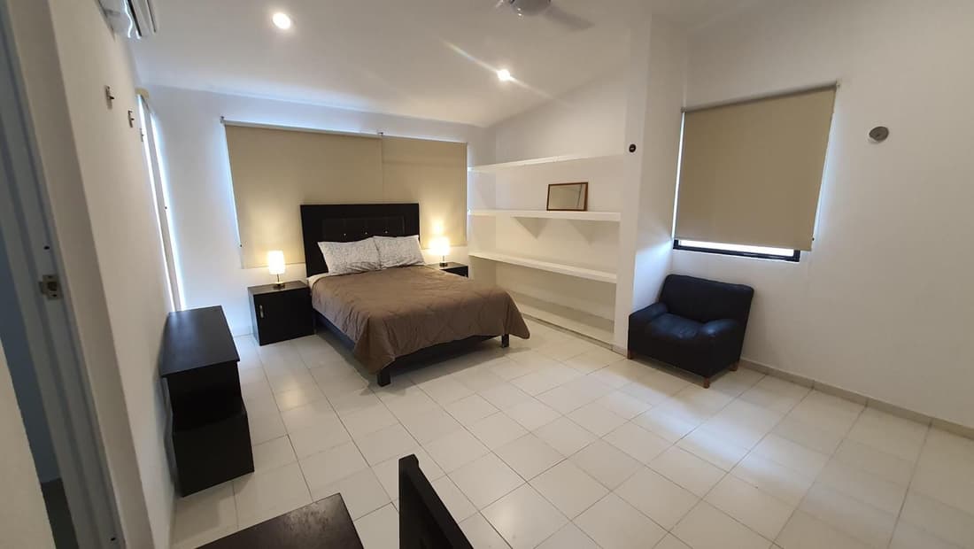 Amplia habitación AA, TV, Frigo, Céntrica, cerca de la T1