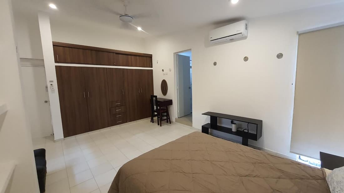 Amplia habitación AA, TV, Frigo, Céntrica, cerca de la T1