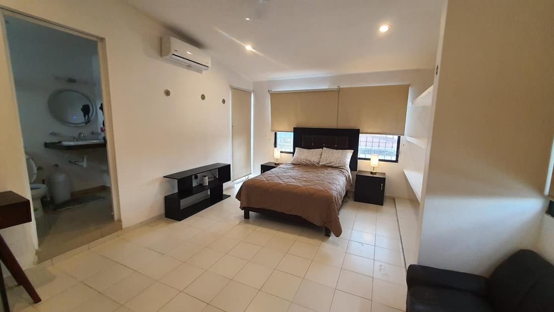 Amplia habitación AA, TV, Frigo, Céntrica, cerca de la T1