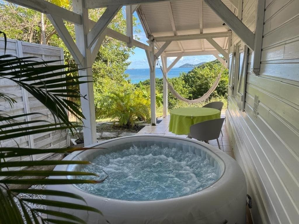 Bungalow vue sur mer avec jacuzzi en pleine nature