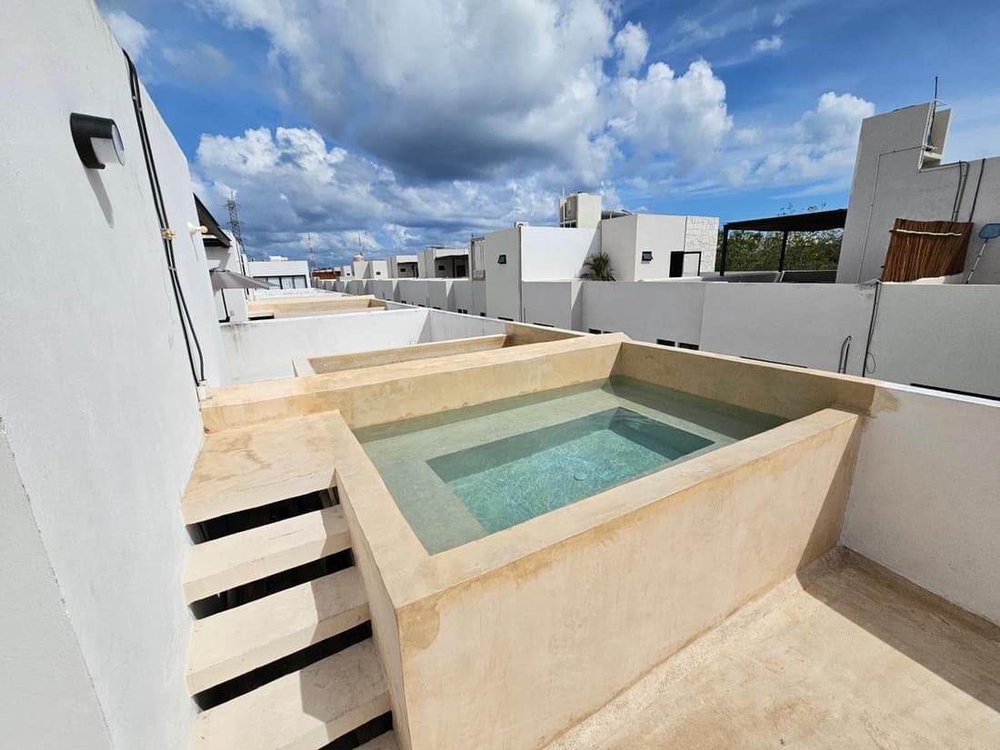 Private roof top pool. Great house for families.