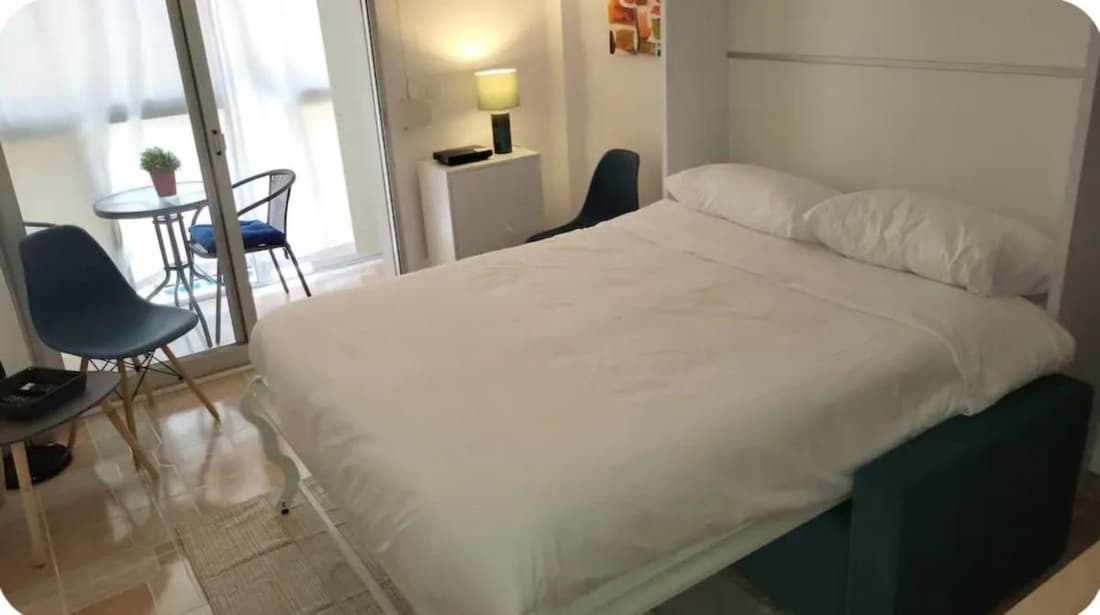 ESTUDIO junto playa Poniente con piscina