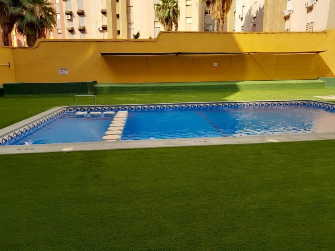 ESTUDIO junto playa Poniente con piscina