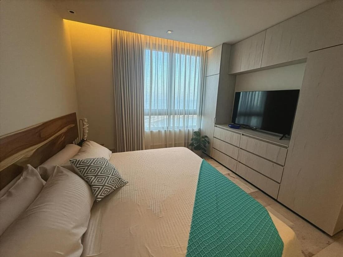 Beachfront 2BR 2BA Condo w Balcony, Ocean Views