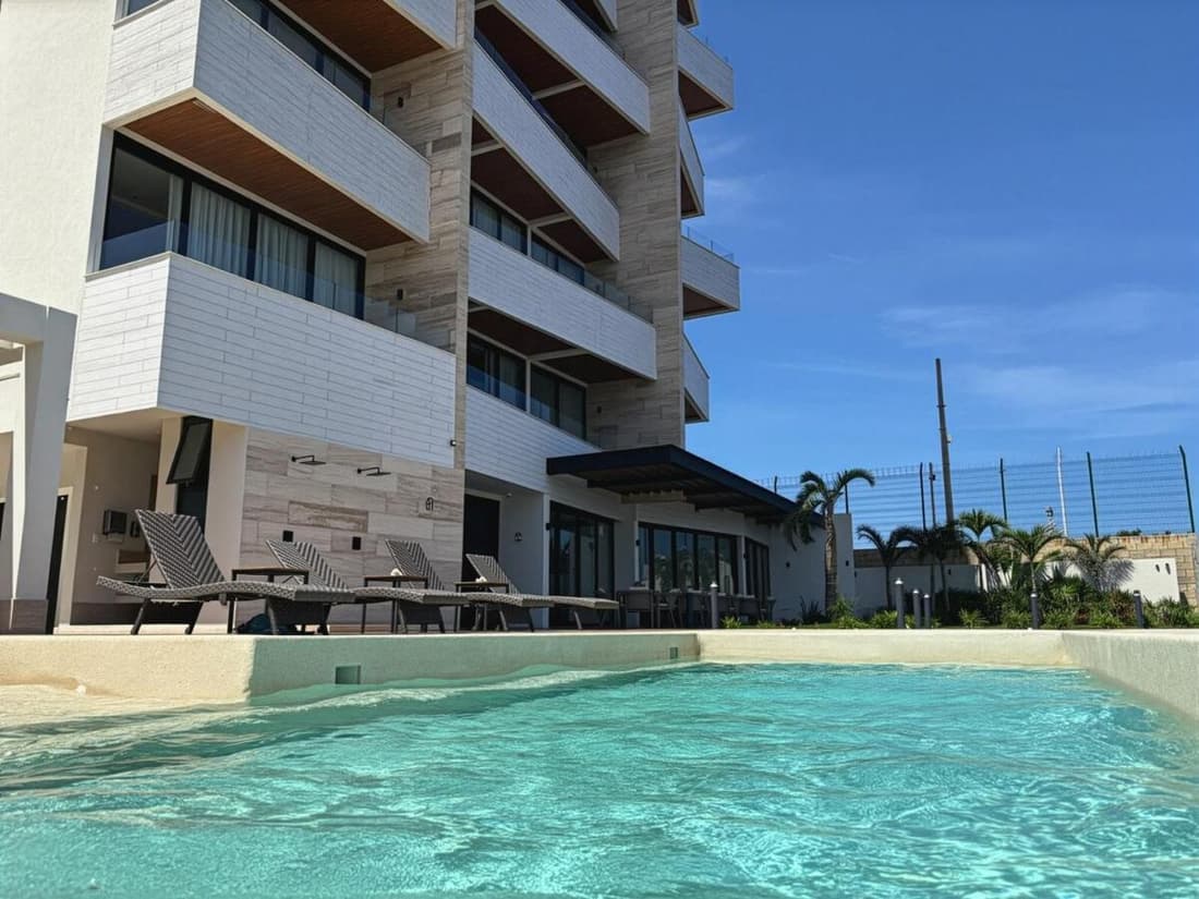 Beachfront 2BR 2BA Condo w Balcony, Ocean Views