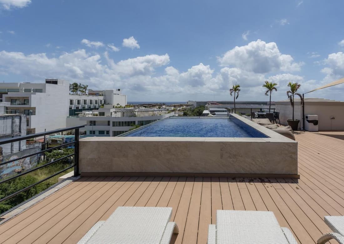 Lotus - 3 BDR Penthouse in the middle of town!