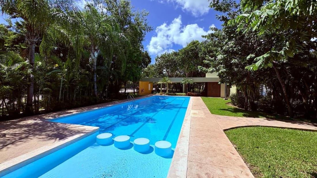 Beautiful and comfortable house overlooking the pool and garden